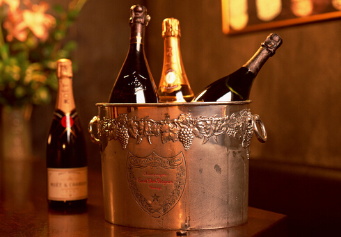 如何酿造香槟酒?香槟酒的功效与作用