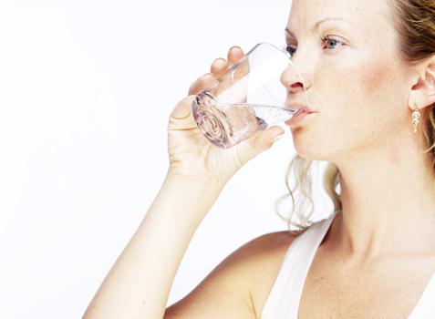 早上空腹喝淡盐水好吗?早上空腹喝什么水最好