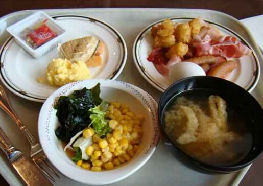 晚上喝味增汤减肥促睡眠!晚上吃什么食物好?