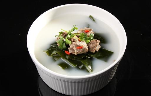 学做一份补钙海带排骨汤吧!