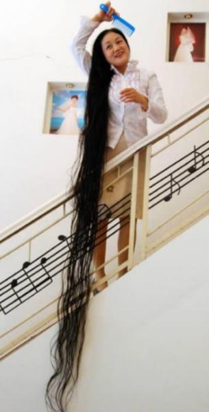 世界上头发最长的女人 谢秋萍靠6米长头发暴富