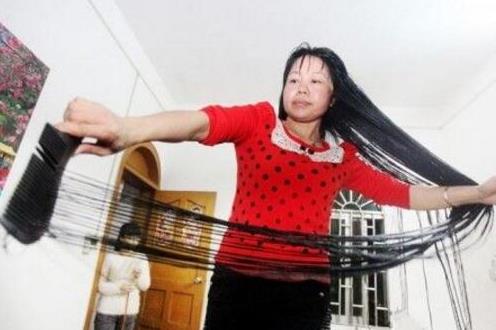 世界上头发最长的女人 谢秋萍靠6米长头发暴富