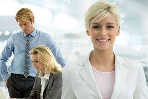 OL的职场修炼法则:女人不可不知的办公室九大社交技巧