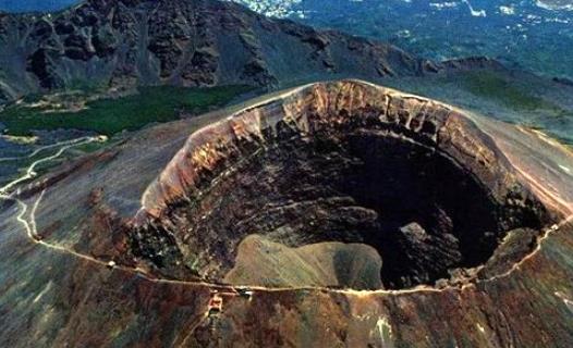 世界上最大的活火山口 意大利维苏威火山爆发过五十多次