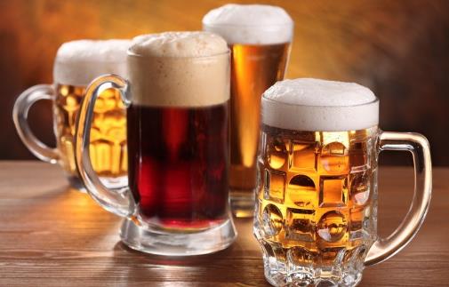 黑啤酒、黄啤酒,夏天应该喝哪种?不管好坏,喝酒别超过
