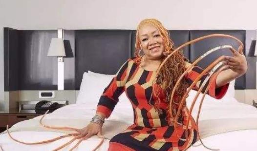 世界上双手指甲最长的女人 长576厘米23年未剪