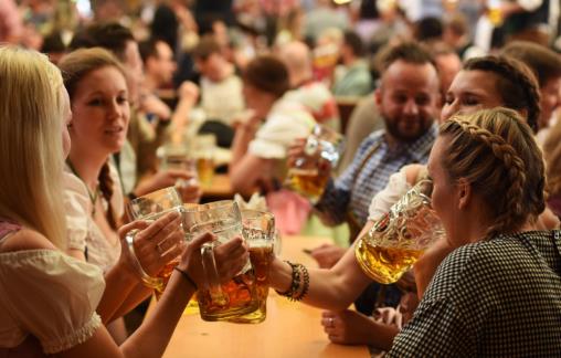 黑啤酒、黄啤酒,夏天应该喝哪种?不管好坏,喝酒别超过