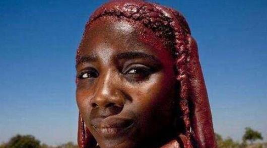 世界上最脏的女人 安哥拉部落女人用牛粪洗头