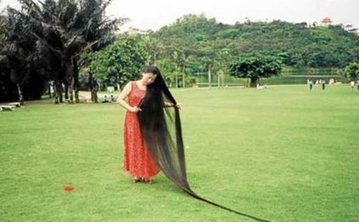 世界上头发最长的女人 谢秋萍靠6米长头发暴富