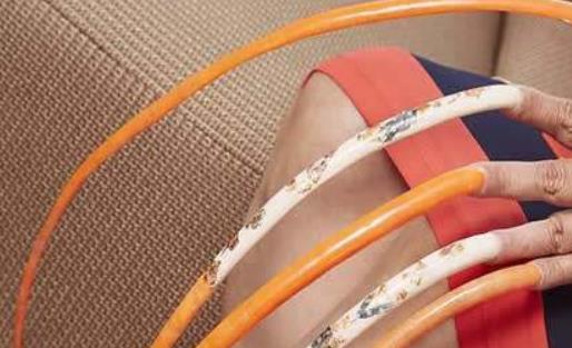 世界上双手指甲最长的女人 长576厘米23年未剪