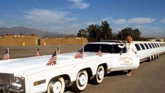 世界上最长的汽车 30.5米里面有游泳池和直升机停机坪