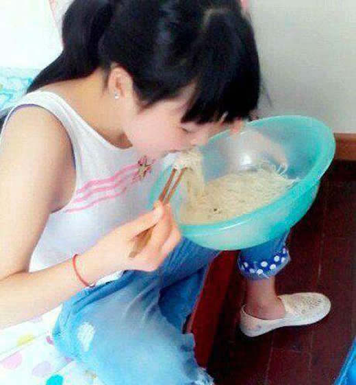 幽默搞笑图片:床上的女朋友屁股太大老是挡着我看电视 小姐姐吃个泡面都这么霸气