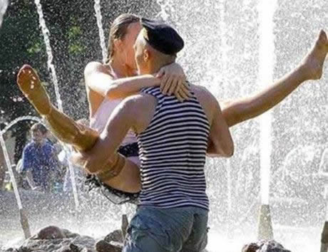 幽默搞笑图片:床上的女朋友屁股太大老是挡着我看电视 高难度的动作