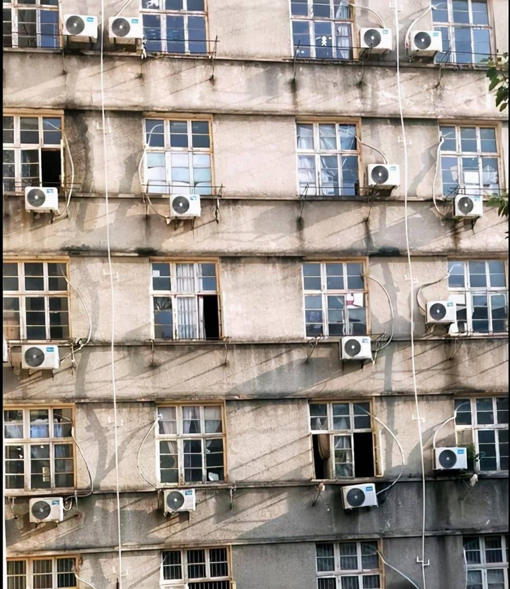 河南一高校中国学生为消暑“睡操场”，留学生却睡空调房，引热议