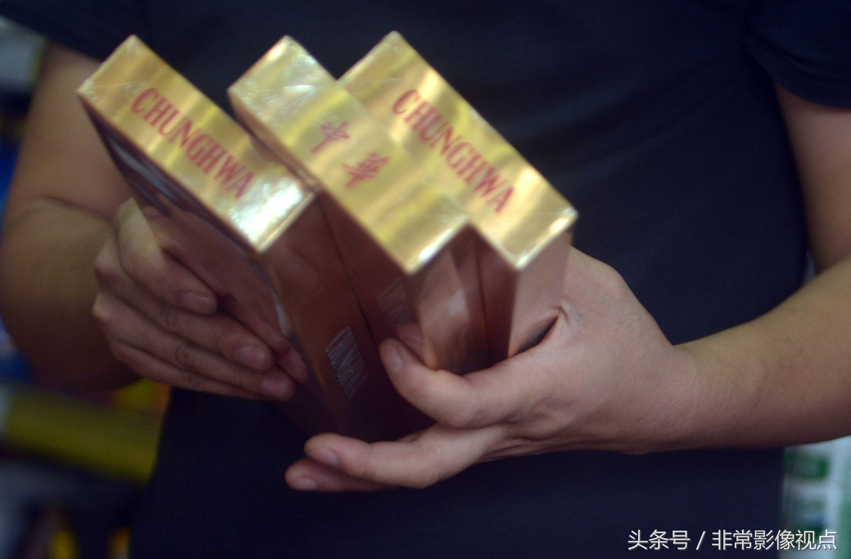 小地方流行抽细中华，安徽游客在成都狂买细中华贵烟带回去赚差价
