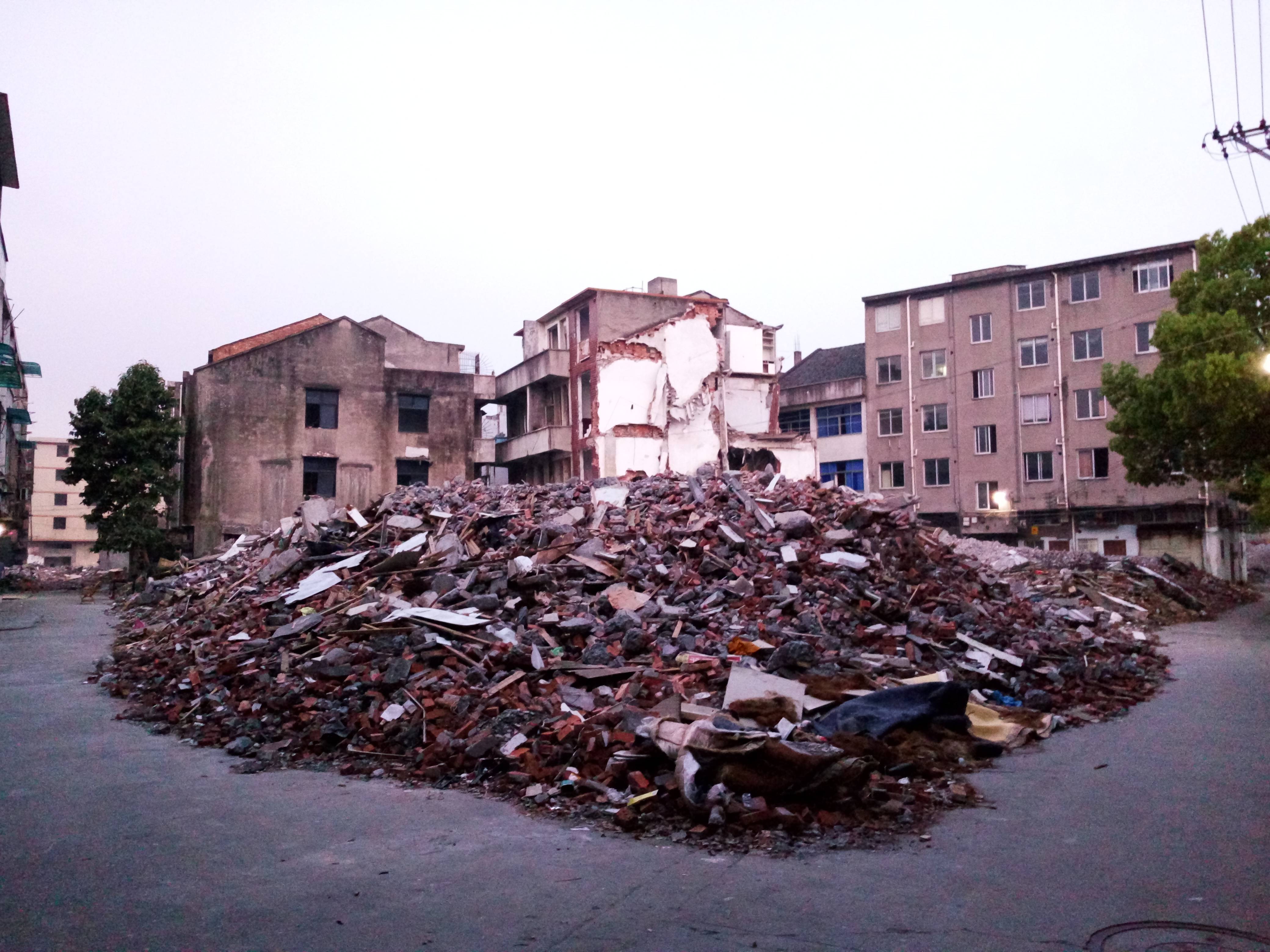 记录大建大美中的温州:瓯海区汇头路的巷子里,人去楼空全是废墟