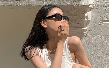 晚上10点多找女孩聊天合适吗1