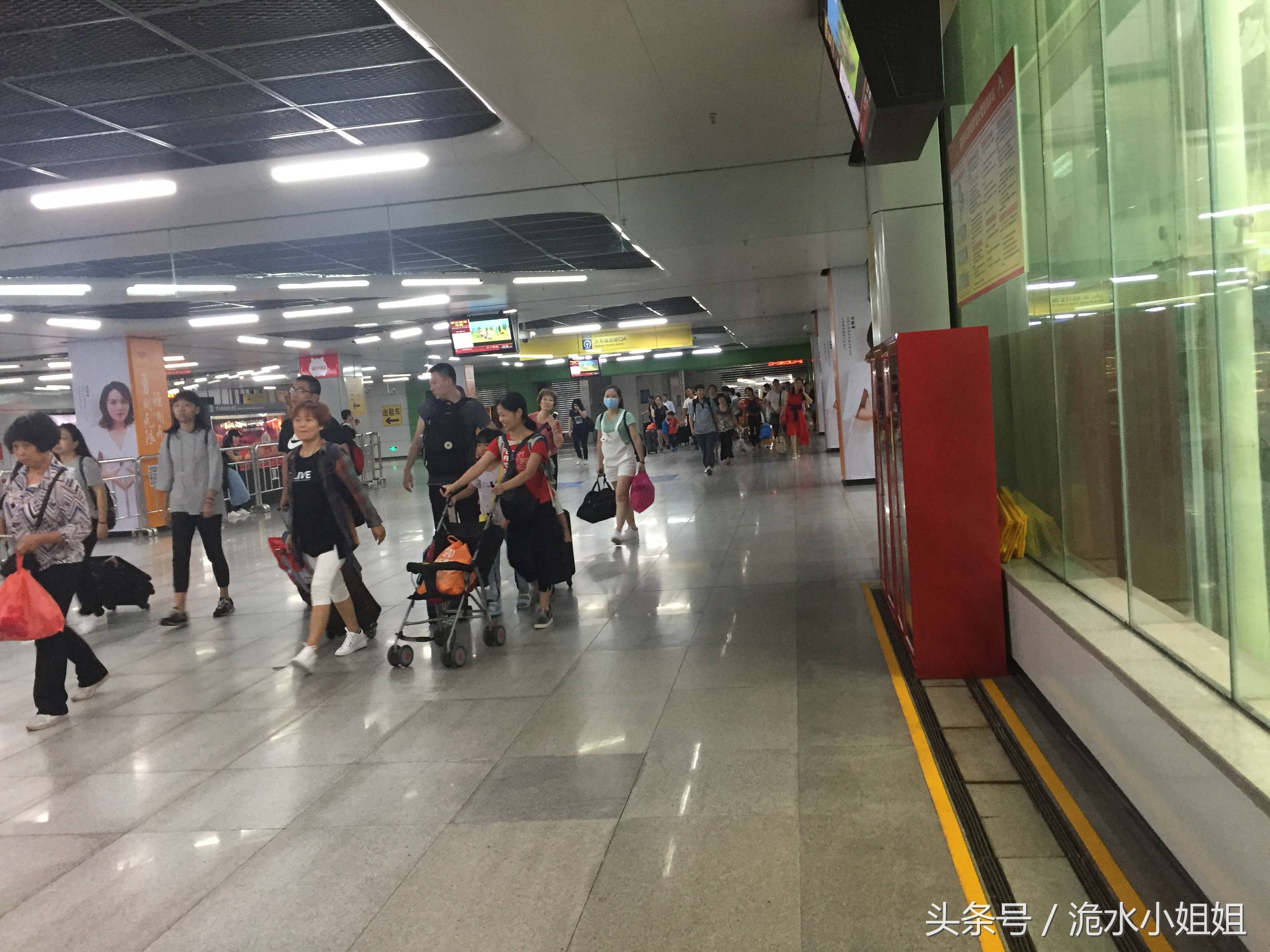 实拍暑假期间的深圳东站，一个大人带两个小孩是标配