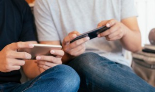 孩子总要玩手机怎么办(孩子总要玩手机怎么办呢)