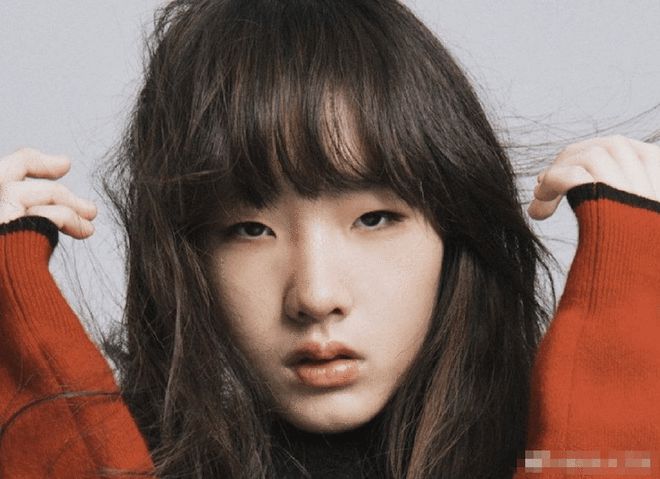 小s二女儿许韶恩晒美照 长卷发对镜wink一脸明星相