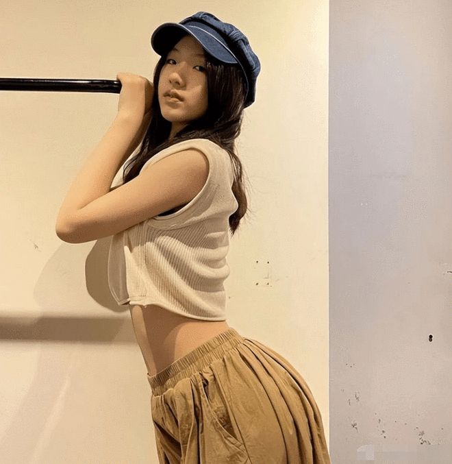 小s二女儿许韶恩晒美照 长卷发对镜wink一脸明星相