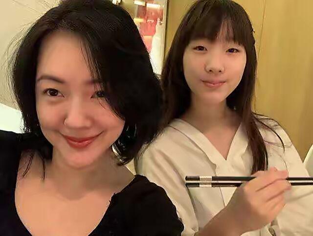 小s二女儿许韶恩晒美照 长卷发对镜wink一脸明星相