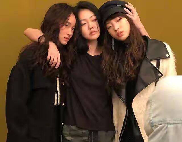 小s二女儿许韶恩晒美照 长卷发对镜wink一脸明星相