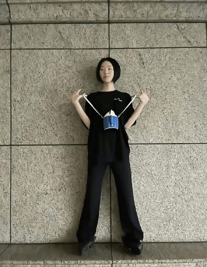 小s二女儿许韶恩晒美照 长卷发对镜wink一脸明星相