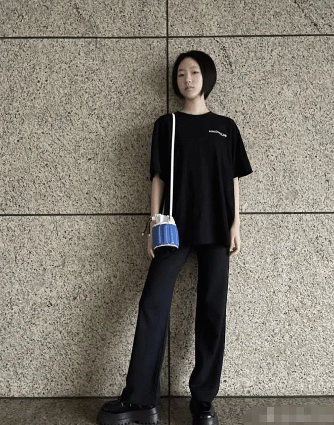 小s二女儿许韶恩晒美照 长卷发对镜wink一脸明星相