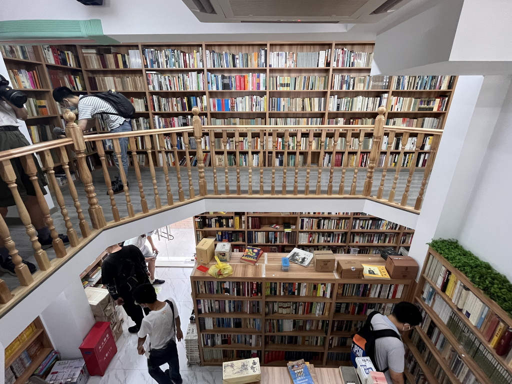 木质扶梯、二层环形阁楼、木质书柜都回来了。