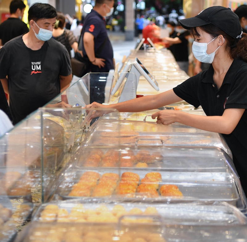 在广州一家礼饼店，消费者在购买礼饼    新华社图