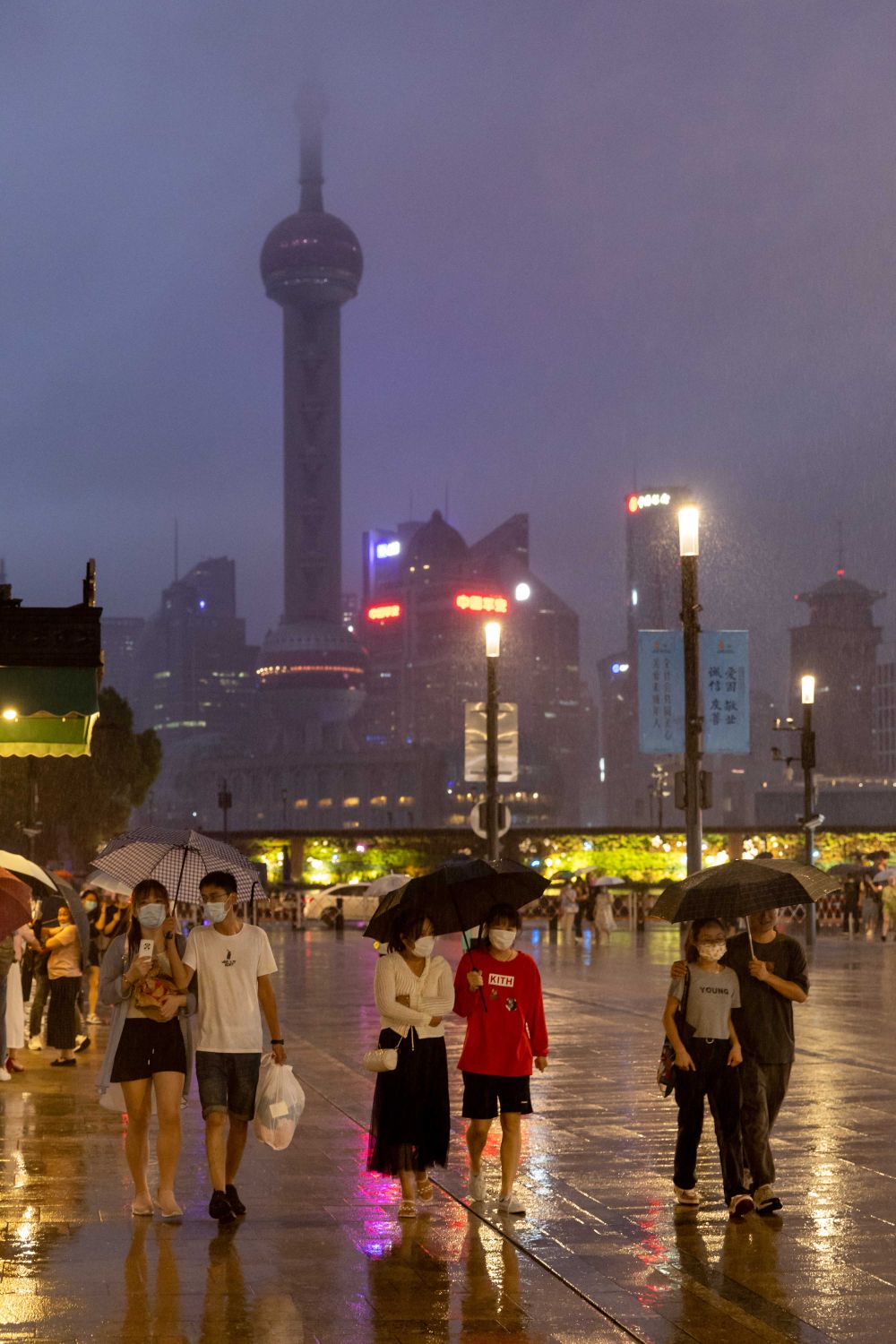 2022年9月4日，人们冒雨走在上海市南京路步行街。王翔/新华社 图