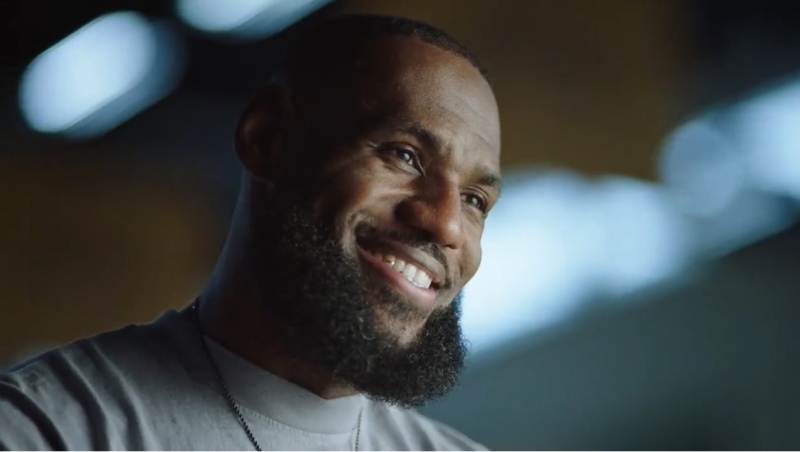 詹姆斯送给科比的冠军 詹姆斯拿着奖杯走向科比