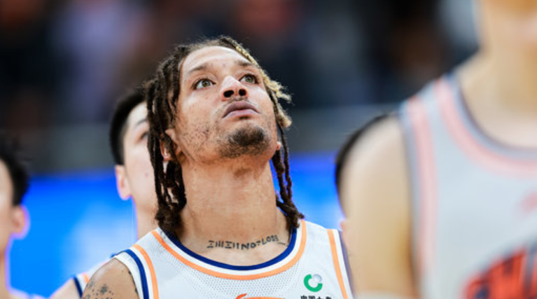 官方:比斯利奏国歌没行注目礼,被严重警告并罚款1万