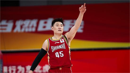 常林半场投篮5中4,三分1中1得到11分6篮板4助攻1抢断