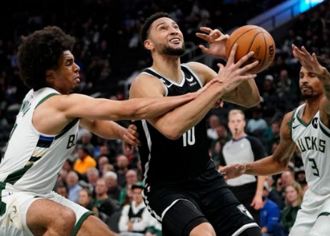 西蒙斯:我在比赛里扭伤了背部,但是计划出战明日的比赛