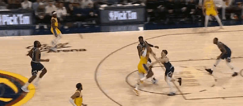 缩小分差!詹姆斯第四节上来立刻迎着多人欧洲步打中2+1