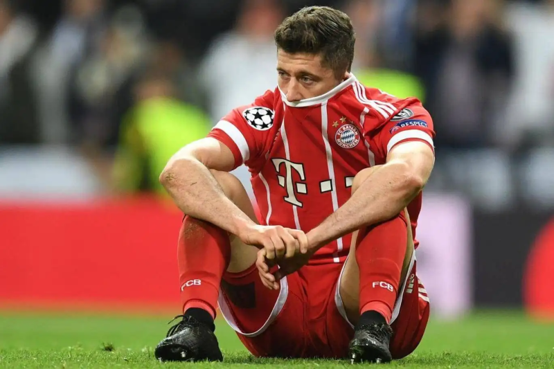 sport1:拜仁前队友赛后纷纷鼓励莱万,萨利则祝他一切顺利