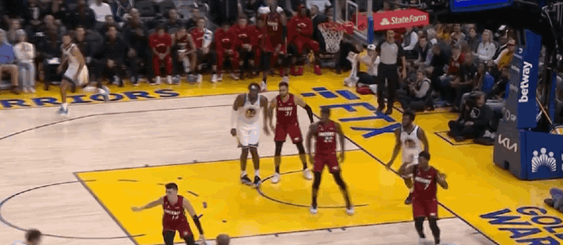 库里的三分就是这样 库里三分三不沾