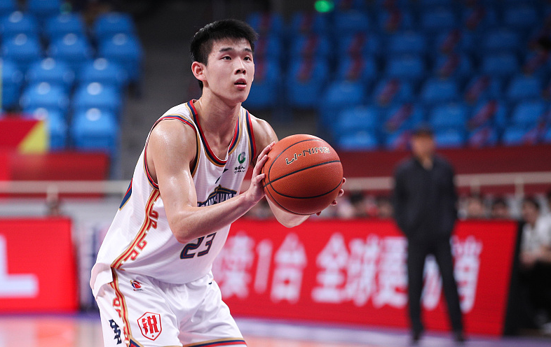 林葳全场比赛投篮11中6,得到19分5篮板5助攻4抢断