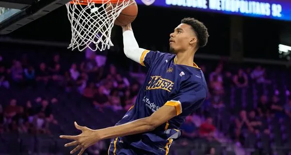 字母哥:文班亚马是前所未有的球员,有望成为历史最佳之一