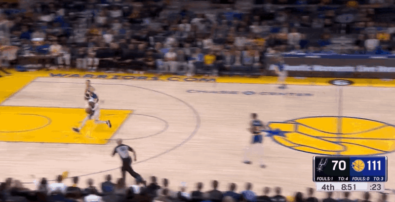 理查德森上篮被迪温琴佐打到头,后者被吹二级恶犯被罚出场