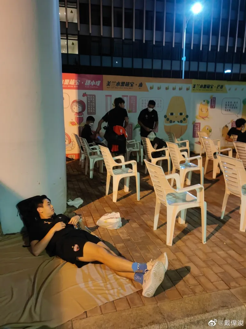 戴伟浚社媒晒自己躺在地上的照片:主场,今晚真系训街