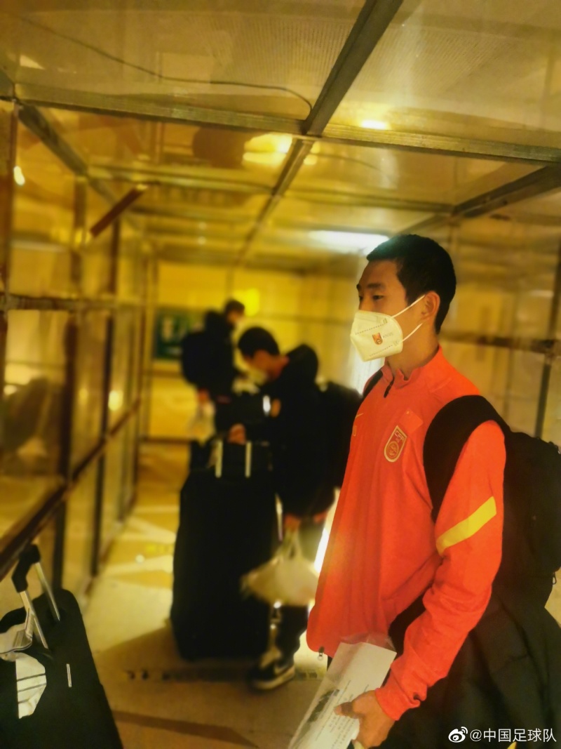 u17国少12日深夜抵达广州驻地酒店,按照规定进行集中隔离