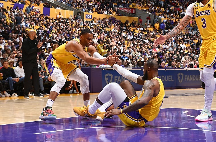 威少投中三分奇才绝杀篮网 威少连续三分