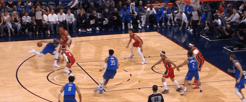 东契奇被推到,东契奇晃倒,东契奇转身,东契奇要走