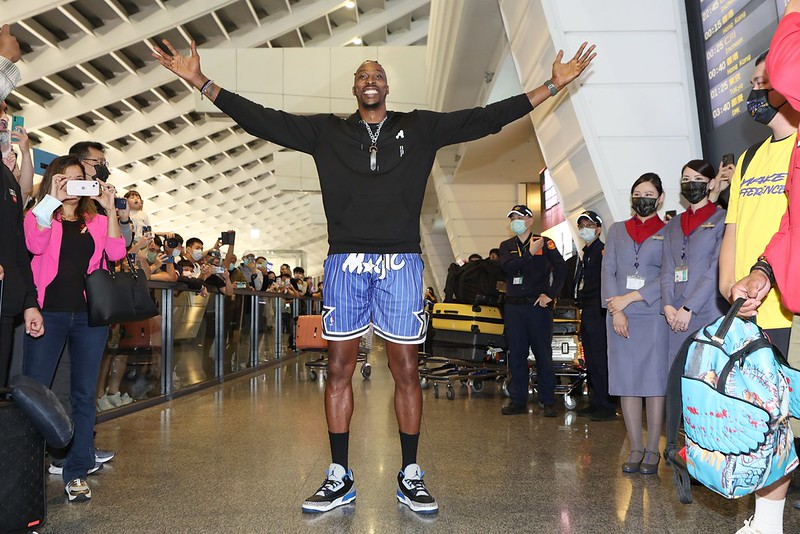 人气爆棚!霍华德抵达中国台湾省大喊:我是超人