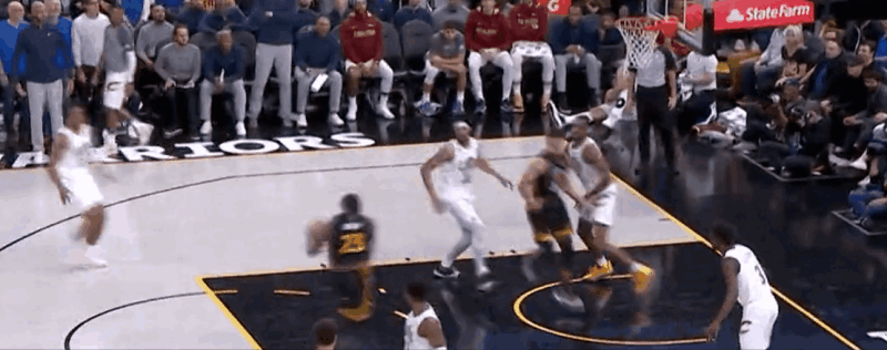 格林进球之后球弹到脑袋,格林拨回后被吹罚延误比赛