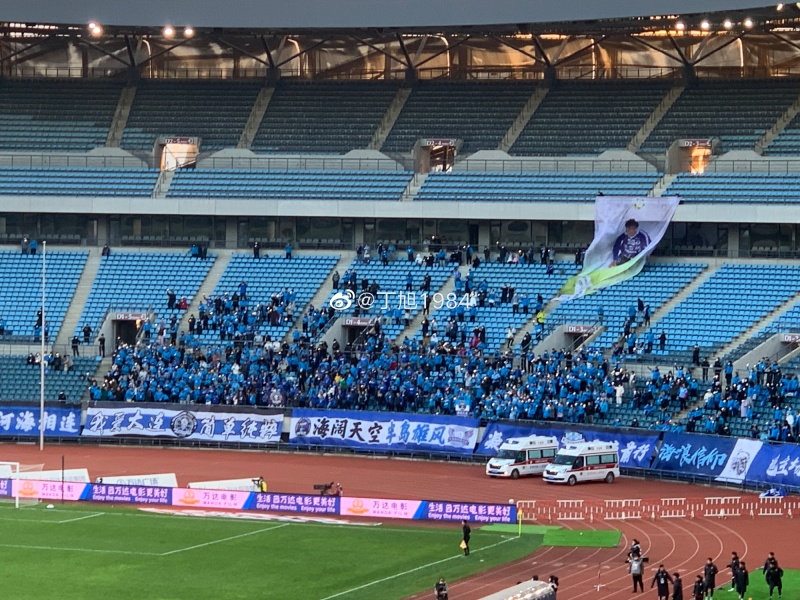 大连人主场比赛第52分钟,大连球迷点亮手机缅怀小王涛