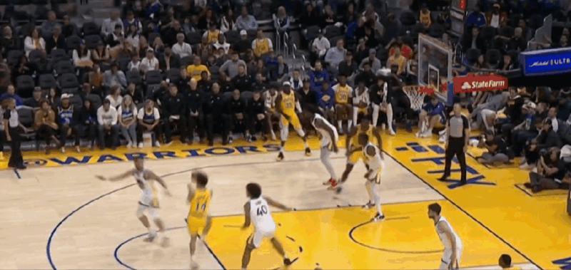 詹姆斯投进三分庆祝,詹姆斯三分命中,詹姆斯转身庆祝三分,詹姆斯三分庆祝动作